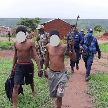 Uso e porte ilegal de arma de fogo resulta em detenção cidadãos no Lucapa